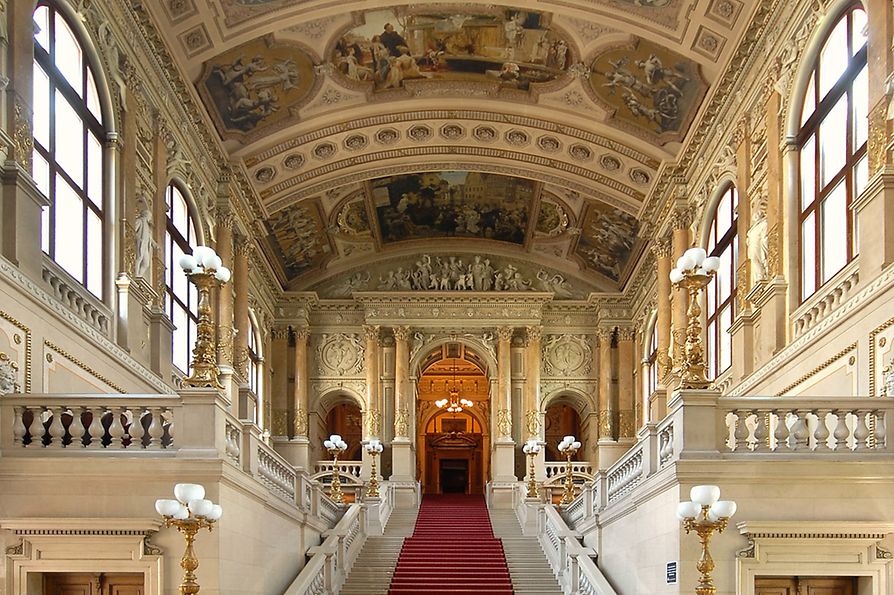 Burgtheater, scala con soffitti dipinti di Gustav Klimt
