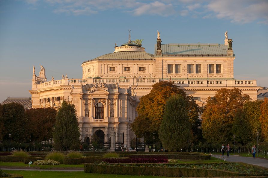 Burgtheater at sunset, view from the Volksgarten 