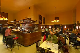 Café Anzengruber, Innenansicht mit Gästen 