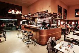 Café Anzengruber, vedere din interior cu clienţi 