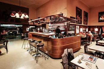 Café Anzengruber, vista del interior con clientes
