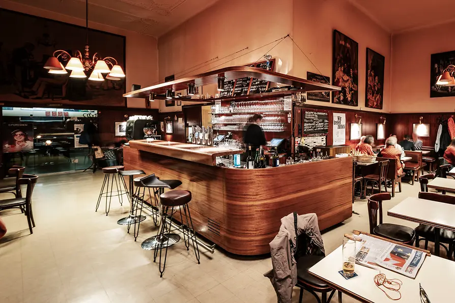 Café Anzengruber, widok we wnętrzu z gośćmi 