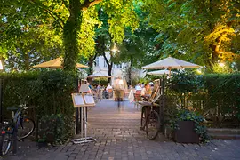Ambiance de soirée dans le jardin du Cafè Diglas au Schottenstift