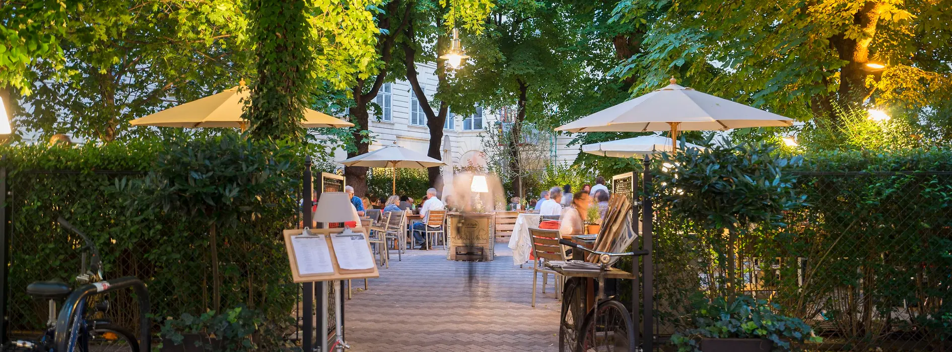 Abendstimmung im Gastgarten des Cafè Diglas im Schottenstift