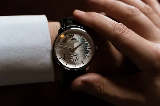 Hombre llevando exclusivo reloj de pulsera