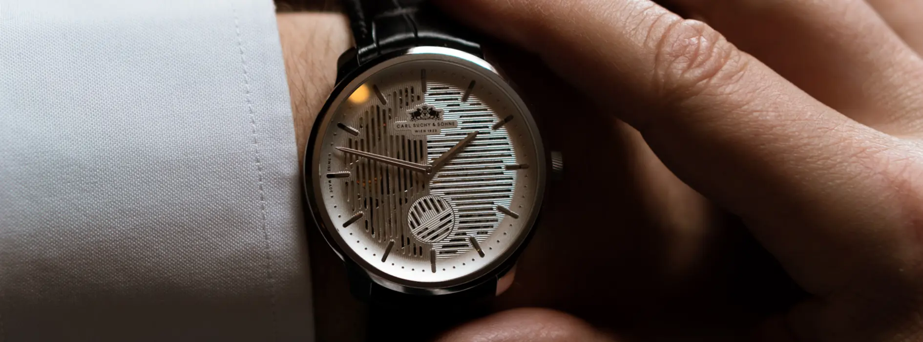 Uomo con esclusivo orologio da polso