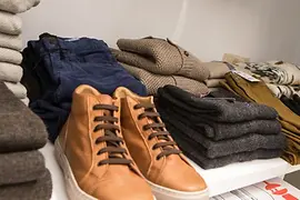 Kleidung auf einem Regalboard
