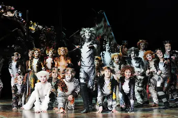 Das Cats-Ensemble mit Grizabella im Vordergrund. 
