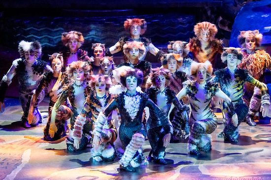 Bühnenbild mit allen Darstellern