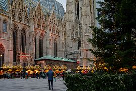 Marché de Noël de l'Enfant Jésus sur la Stephanplatz, ambiance de soirée avec décorations lumineuses de Noël 
