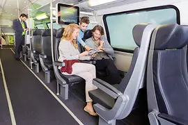 City Airport Train, Sitzplätze mit Familie und Schaffner