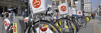 Citybike in front of the Vienna State Opera