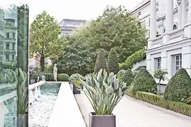 Jardin ombragé au Palais Coburg