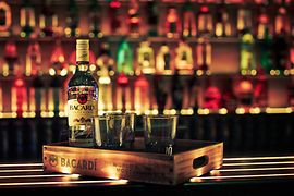Latin Club Danzón, Bar-Stillleben mit Flaschen