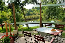 Blick auf das Restaurant Das Chadim und einen Badeteich von oben