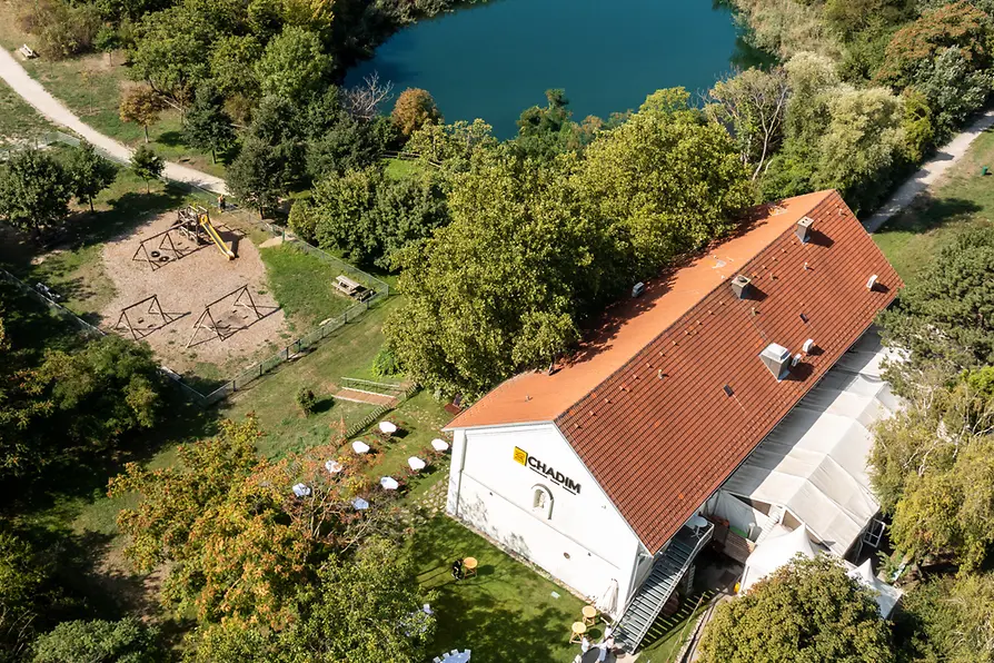 Le restaurant Chadim et un étang vus d'en haut