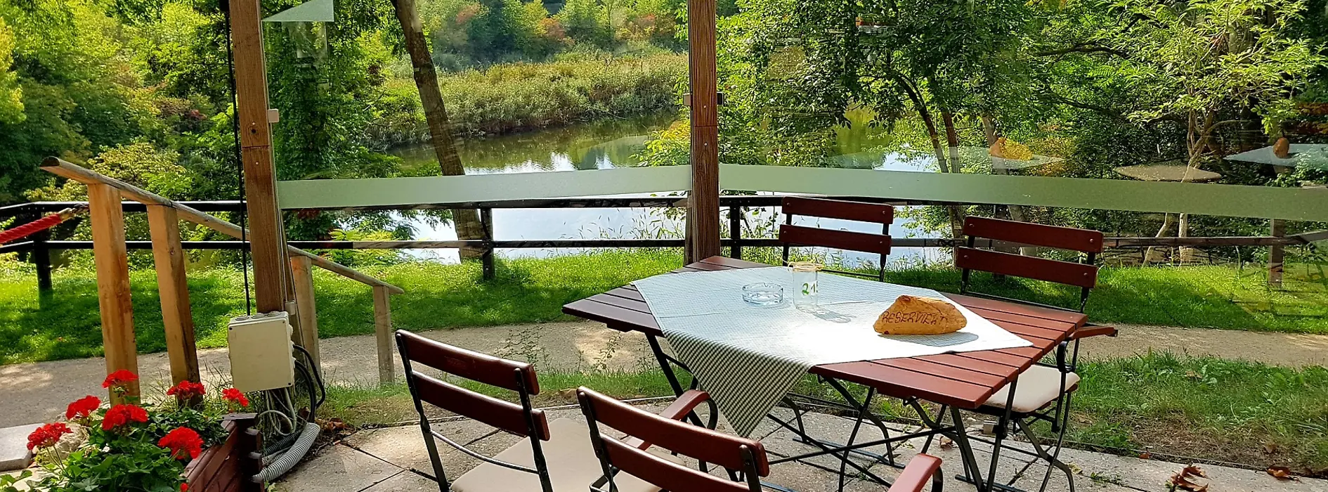 Pohled na restauraci Das Chadim a koupací rybník shora