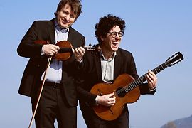 Wienerlied-Duo "Die Strottern" musizierend