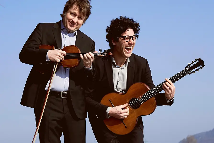 Wienerlied-Duo \"Die Strottern\" musizierend