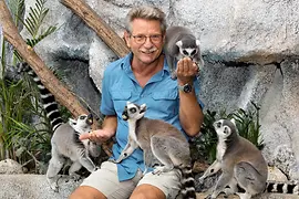 El director Michael Mitic con lémures de cola anillada en la Casa del Mar 