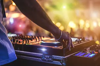 DJ a táncparketten