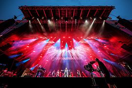 Donauinselfest 2019, Blick auf die Bühne, rot beleuchtet