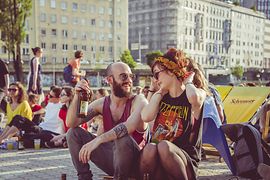 Donaukanaltreiben 2016, Festival, schräges Paar chillt gut gelaunt am Boden