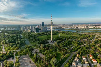 Vedere din faţă a turnului observator Donauturm