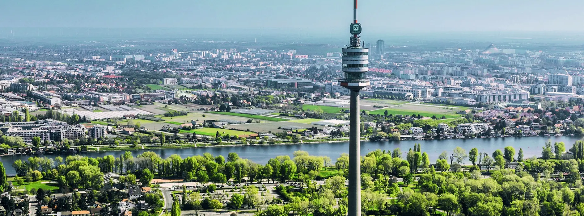 Vedere din faţă a turnului observator Donauturm