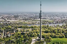Vedere din faţă a turnului observator Donauturm 