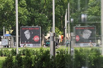 Плакаты, рекламирующие экскурсию по следам Третьего человека, на площади Карлсплац