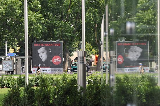 Plakaty reklamujące tournée „Dritte-Mann” na placu Karlsplatz