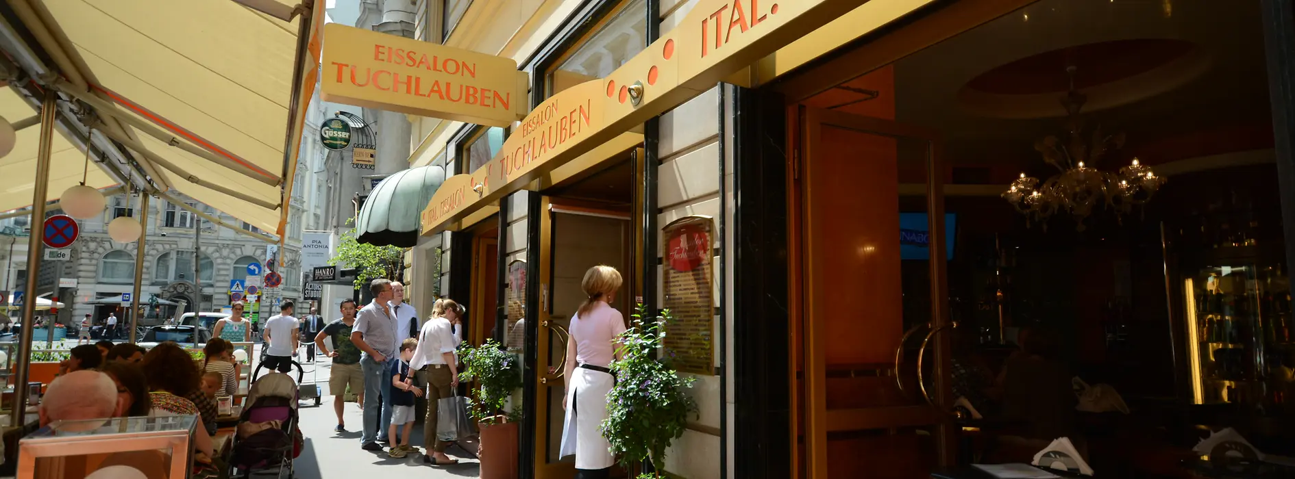 Eissalon Tuchlauben, Aussenansicht mit Gästen