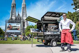 Espressomóvil delante de la Iglesia Votiva