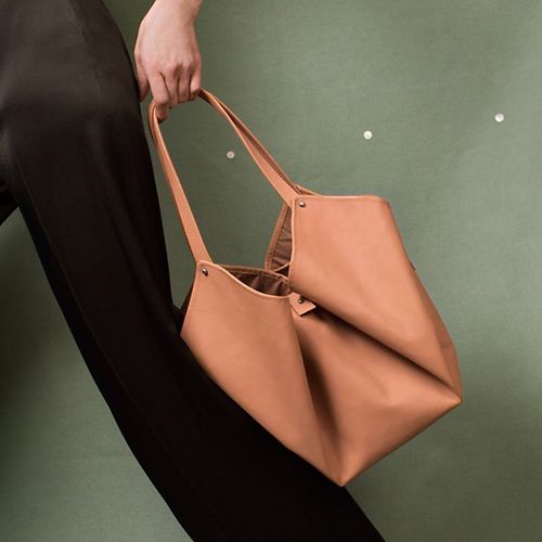 エファ・ブルート、皮革の茶色のハンドバッグ