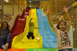 Family Fun Halle, 3 Mädchen auf großer Wellenrutsche