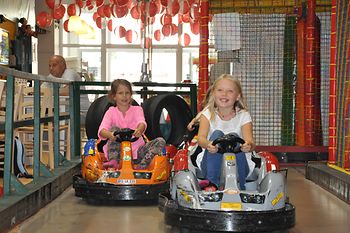 Family Fun Halle, 2 Mädchen am Autodrom-Parcours