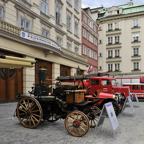 Außenansicht des Feuerwehrmuseums mit historischen Feuerwehren