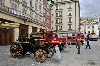 Vue extérieure du musée des pompiers avec des voitures de pompier historiques