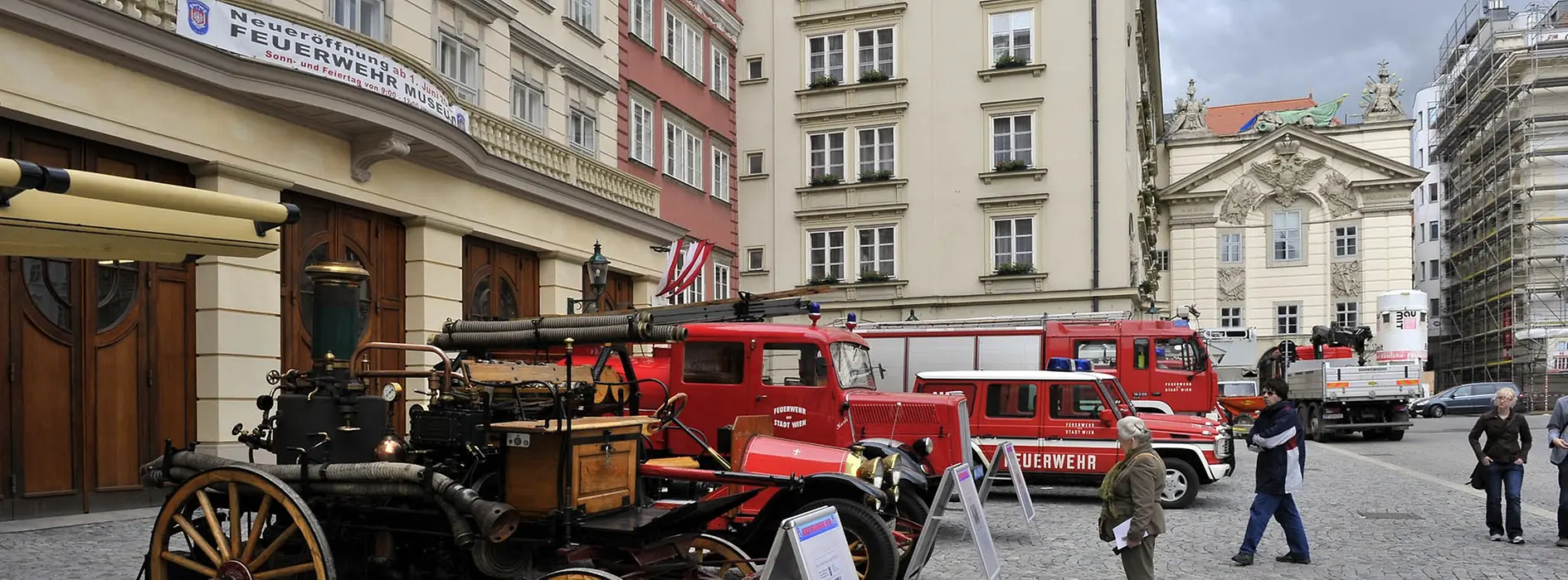 Pohled zvenčí na Hasičské muzeum s historickou hasičskou technikou