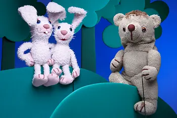 Un orso e due conigli nel teatro delle marionette Lilarum