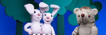 Un orso e due conigli nel teatro delle marionette Lilarum