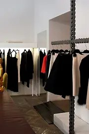 Kleider an einer Kleiderstange