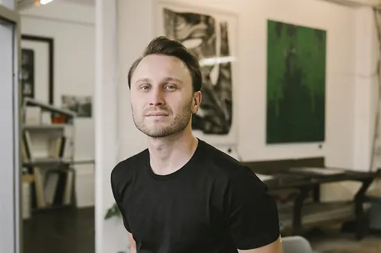 Portrait-Fotografie von Galerist Florian Appelt in seiner Galerie "Kunst ab Hinterhof"