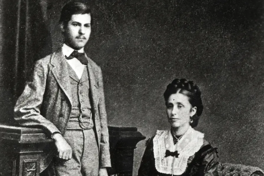 Sigmund Freud all’età di 16 anni con sua madre Amalia Freud