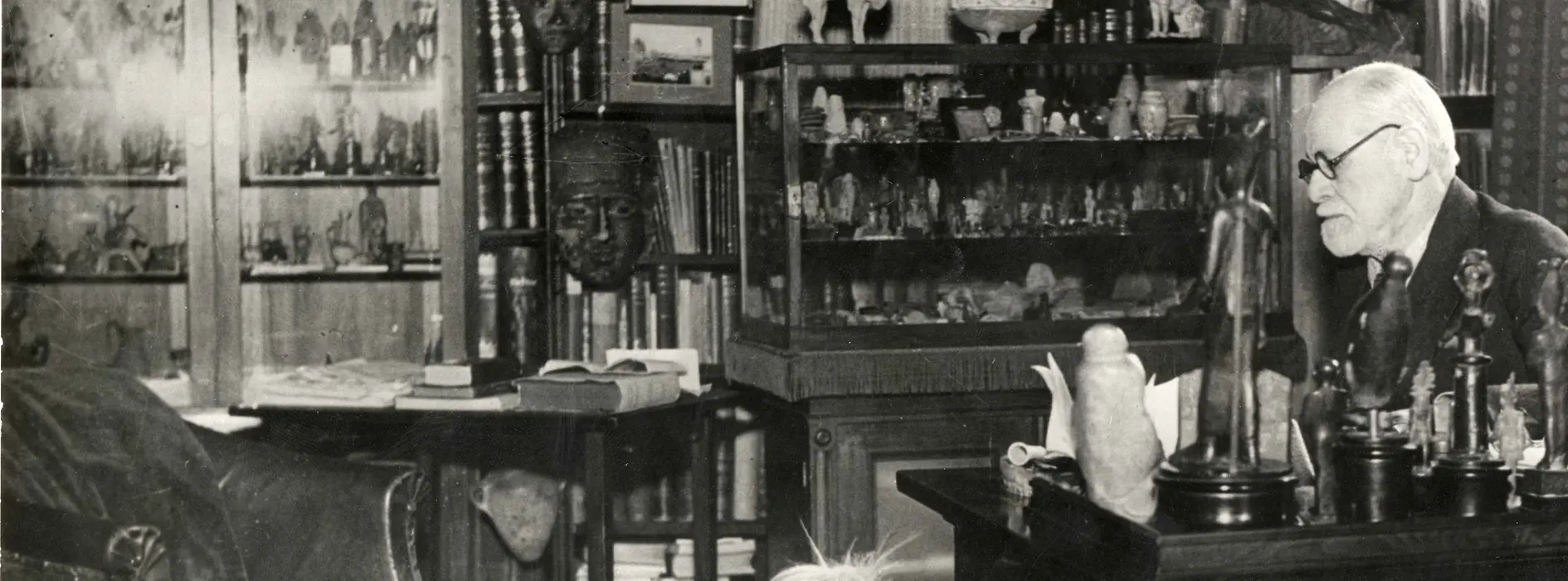 Sigmund Freud in seinem Arbeitszimmer mit Chow , 1937
