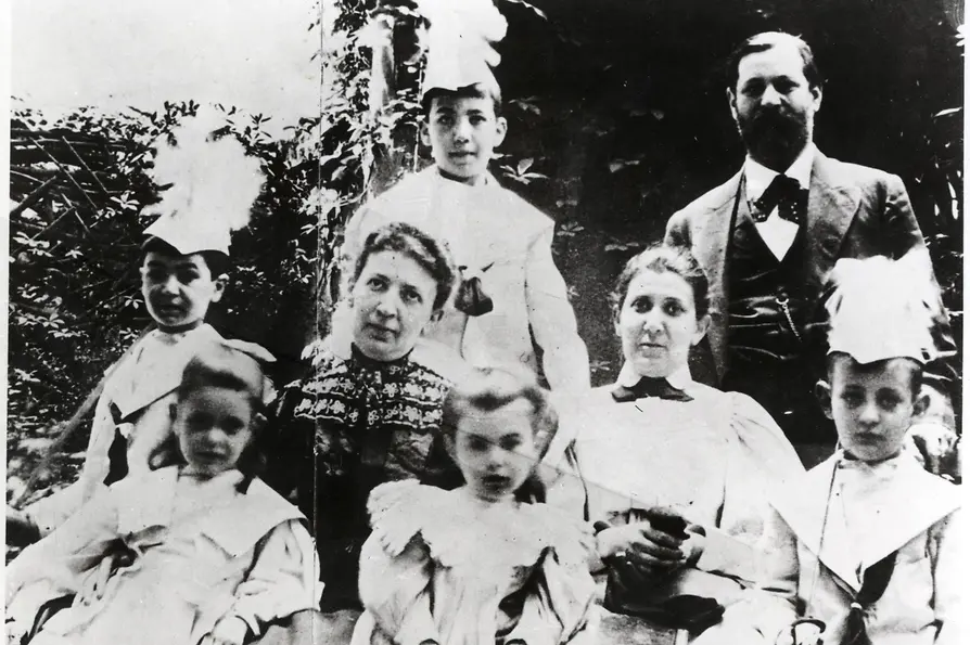 Sigmund Freud con la famiglia e la zia Minna (1898 circa)