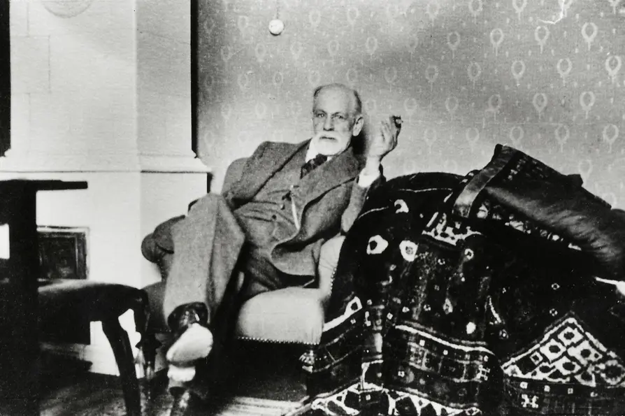 Sigmund Freud nella dimora estiva vicino a un divano