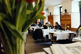 Vue intérieure de l'auberge « Rebhuhn » avec les invités aux tables