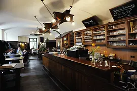 Vue intérieure de l'auberge « Rebhuhn » avec bar